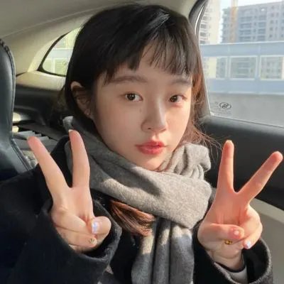 穿条纹衣的男孩